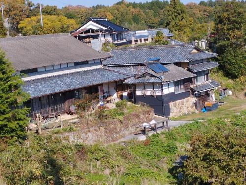 KagaNano Village Okayama - Vacation STAY 66531v的山丘上亚洲房屋的顶部景色