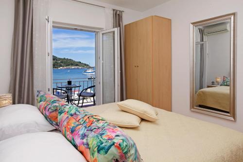 尼亚卢卡Sunshine Apartment Doda的一间卧室配有一张床,享有水景