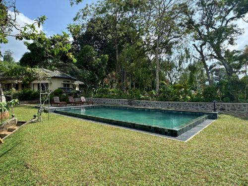 马特莱安科布拉茶庄简易别墅酒店 的一座房子的院子内的游泳池