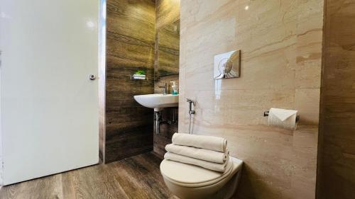 加尔各答Olive Service Apartments New Town的一间带卫生间和水槽的浴室