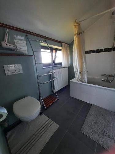 阿尔特罗摩勒床和早餐的浴室配有卫生间、盥洗盆和浴缸。