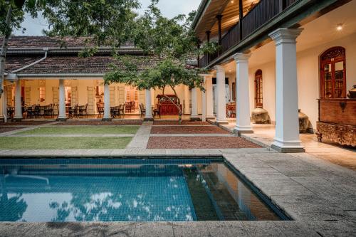 科伦坡玛尼帕西度假酒店的房屋前带游泳池的庄园