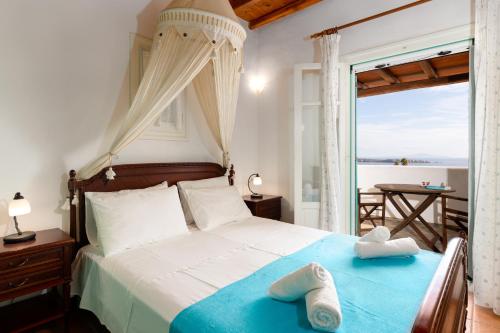 德里奥斯Villa di Sole的一间卧室配有带毛巾的床
