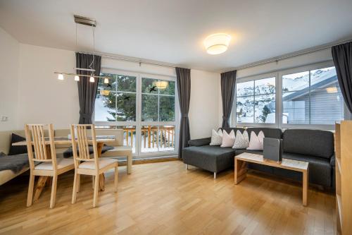上陶恩Appartement Haus Faßwald的客厅配有沙发和桌子