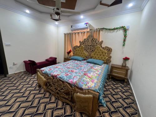 伊斯兰堡Home in Islamabad的一间卧室,卧室内配有一张大床