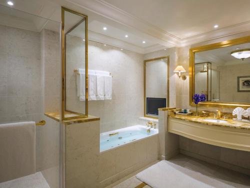 阿可贺巴阿可贺巴瑞享酒店的带浴缸、水槽和镜子的浴室