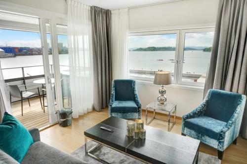 奥斯陆苏雷格赖特公寓的客厅配有沙发、椅子和桌子