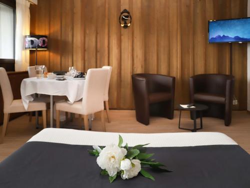 威拉尔-苏-罗伦维拉尔河畔欧伦法加玛特公寓酒店的用餐室配有白色的桌椅和桌椅