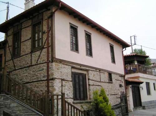 西亚蒂斯塔斯亚缇丝缇诺阿琼塔瑞琦酒店的一座古老的石头房子,设有门廊和阳台