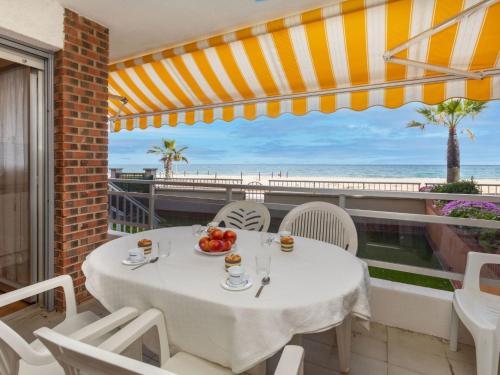 维拉福林Apartment Lekeitio-2 by Interhome的海滩景阳台桌子
