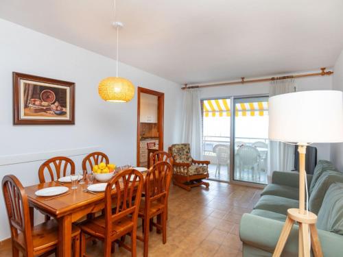 维拉福林Apartment Lekeitio-2 by Interhome的用餐室以及带桌椅的起居室。
