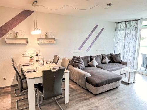 迪蒂斯豪森Apartment Flieder - F 96 by Interhome的客厅配有沙发和桌子