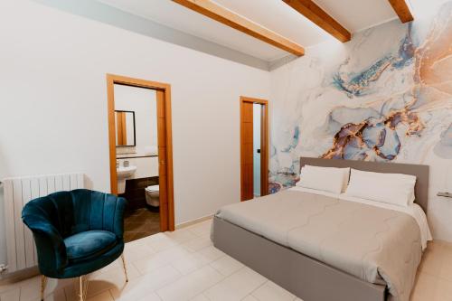 巴里Dimora L'Etual的一间卧室配有一张床和一张蓝色椅子