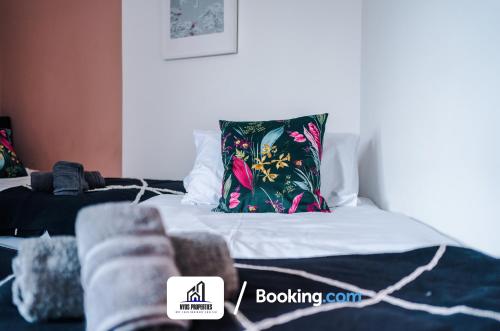 曼彻斯特Monthly Stays By NYOS PROPERTIES Short Lets & Serviced Accommodation Manchester Business Leisure的一间卧室配有一张带花枕的床