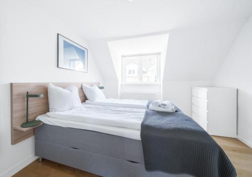 奥胡斯Beautiful 1-bed in peaceful surroundings的卧室配有一张带白色墙壁的大床