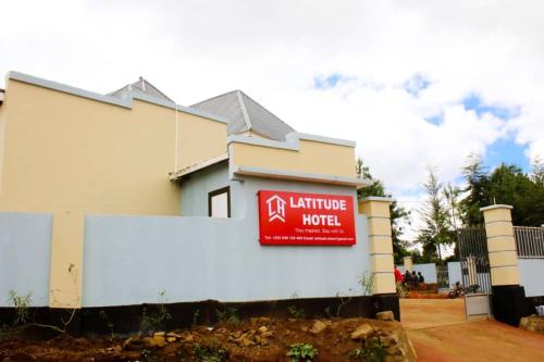 HambayoLatitude Lukozi Hotel的一座标有酒店标志的建筑