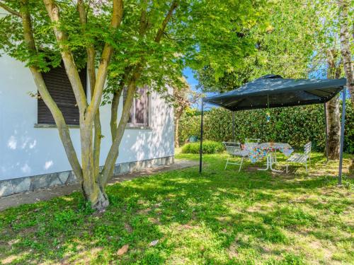 多尔梅莱托Holiday Home Bruna by Interhome的院子里伞下的桌子和椅子