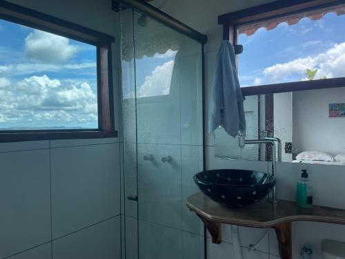 圣若热岛ninho da arara的一间带水槽和玻璃淋浴的浴室