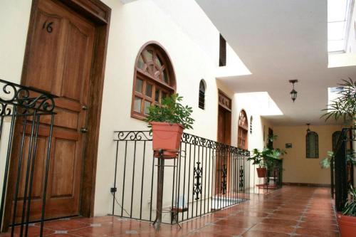 OcotlánHotel Posada Santa Fe的走廊上设有门和盆栽