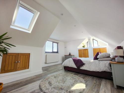 波斯考尔Surfers Lodge - Rest Bay, Porthcawl的一间卧室配有一张床和地毯