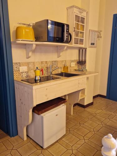 博纳索拉Cla&Cha Studio的厨房配有水槽和微波炉