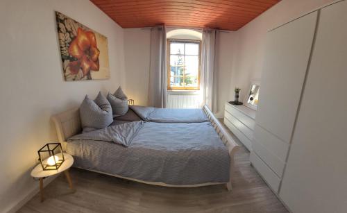 施内贝格Ferienwohnung Frauenmarkt的一间小卧室,配有床和窗户