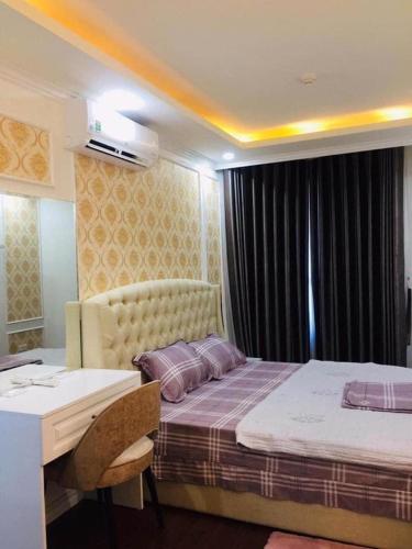 下龙湾Homestay Huy Hoàng的酒店客房配有一张床、一张书桌和一张书桌。