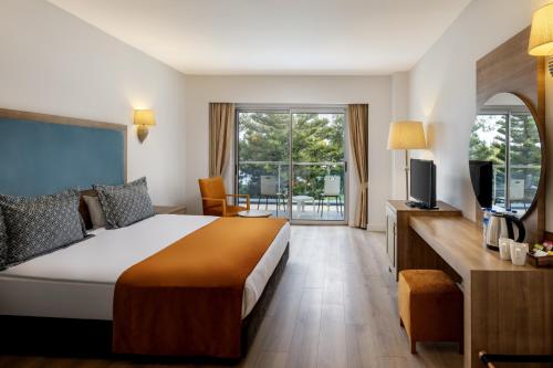 锡德Marvida Family Eco - All Inclusive & Kids Concept的酒店客房,配有床和电视