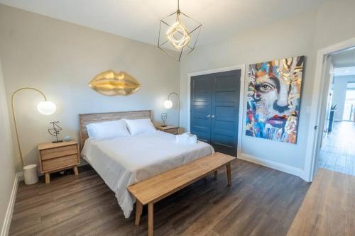 康沃尔River Oasis, Khlozy Escape the Ordinary的一间卧室配有一张床和长凳