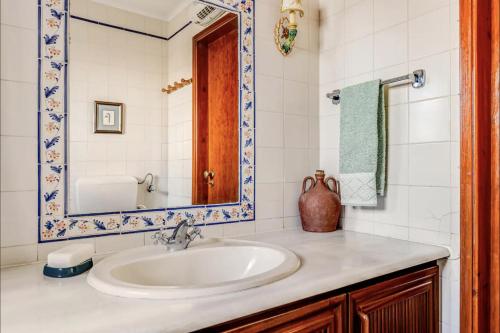 梅利迪什Casa da Falésia的一间带水槽和镜子的浴室