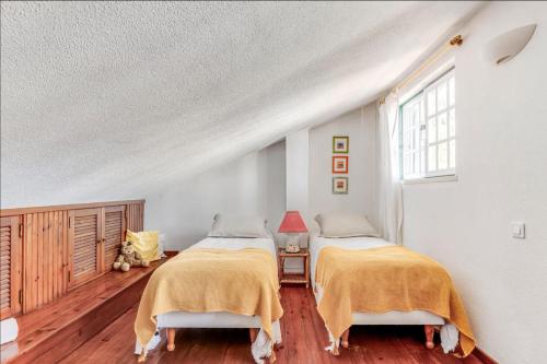 梅利迪什Casa da Falésia的一间卧室设有两张床和窗户。