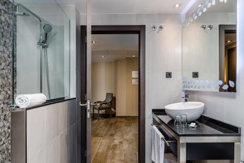 特鲁埃尔Hotel Reina Cristina的一间带水槽和镜子的浴室