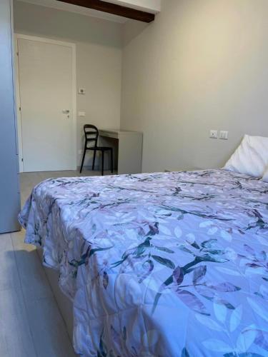 博洛尼亚Casa Paradiso的一间卧室配有一张带蓝色棉被的床