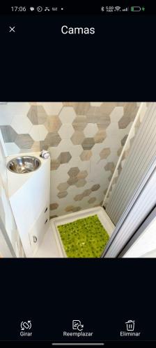 Tafira BajaPaberwind的一间带卫生间和绿色地毯的浴室