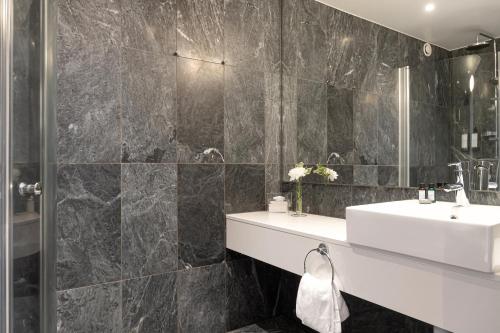 恩舍尔兹维克恩舍尔兹维克瑞典精英酒店的一间带水槽和镜子的浴室