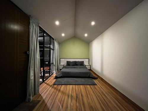 瓦亚纳德Jungle Woods 900kandi的一间卧室设有一张床和一个大窗户