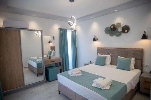 乌尔齐尼Apartments Cota Guesthouse的酒店客房,配有床和镜子