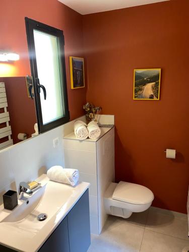 达迪利Les Cabanons的一间带卫生间、水槽和镜子的浴室