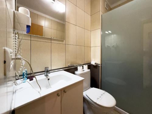 巴耶格兰雷伊三棵棕榈树度假酒店的浴室配有卫生间、盥洗盆和淋浴。