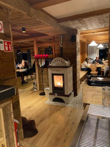 圣坎迪朵埃姆霍夫酒店的中间设有带燃木炉的客厅