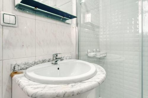 托雷维耶哈Rincón de sol y relax的白色的浴室设有水槽和淋浴。