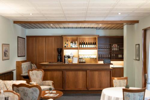 泰尔拉诺Weingarten Terlan - Rooms & Breakfast的餐厅内的酒吧,配有柜台和椅子