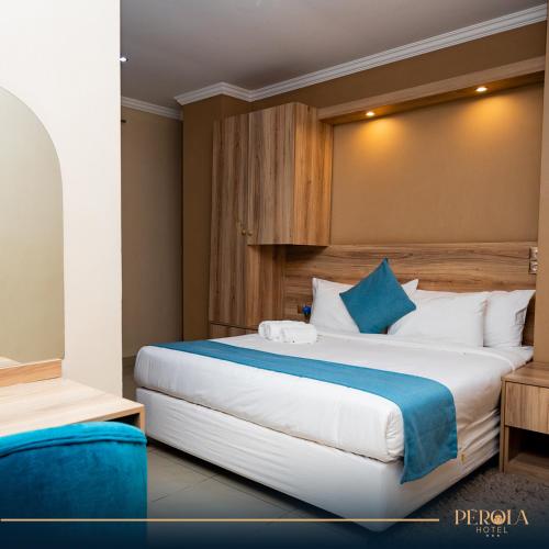 马普托PEROLA HOTEl的酒店客房设有一张蓝色调的大床。