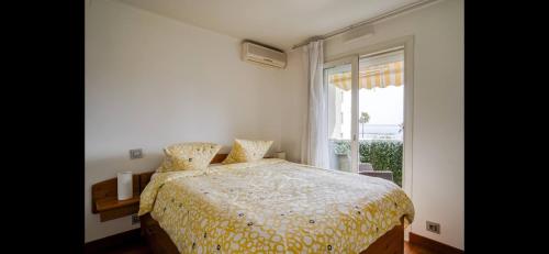 圣罗兰度瓦Beach & airport appartement的一间卧室设有一张床和一个大窗户