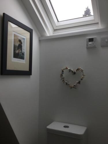 LlangathenDwynant - A Room with a View的浴室内厕所上方墙上的心