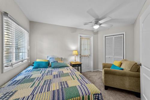 弗吉尼亚海滩Enjoy your vacation at the Triple Wave Rider的一间卧室配有一张床和一张沙发
