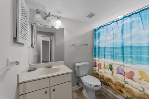弗吉尼亚海滩Enjoy your vacation at the Triple Wave Rider的浴室配有水槽、卫生间和浴帘