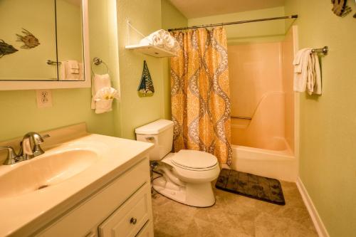 格尔夫海岸Super Cute With Deeded Beach Access (#26) - Sleeps 5的浴室配有卫生间、盥洗盆和淋浴。