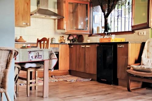 阿尔武希耶斯One bedroom apartement with shared pool furnished terrace and wifi at Arbucies的厨房配有木制橱柜和黑色洗碗机。