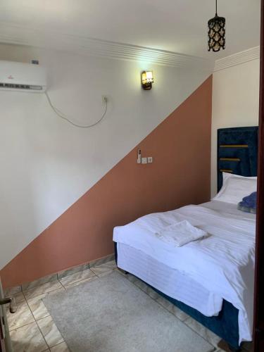 杜阿拉Gokus Home的一间卧室配有一张棕色墙床